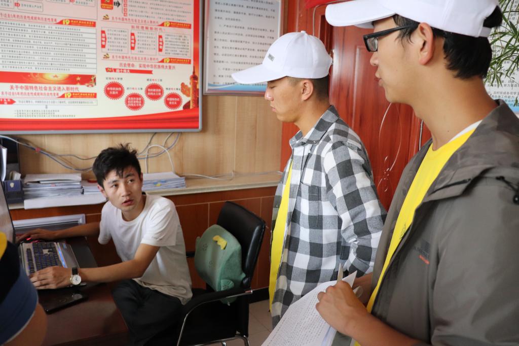 调研队员在劳务办